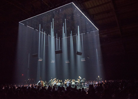 纱幕投影在大型音乐会 晚会的应用场景-好奇数字科技